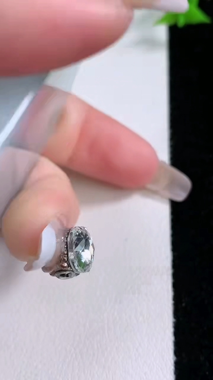 天然A货翡翠飘花无事牌吊坠，尺寸54.3-41.2-6.4，重量:44.21g
3月7日