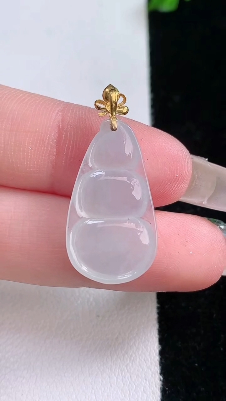 天然A货翡翠种白冰福豆吊坠，尺寸22.7-13.4-3.7，重量:2.30g
3月7日