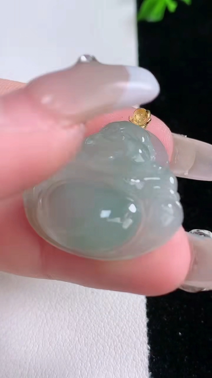 天然A货翡翠佛公吊坠，尺寸23.6-28.3-5.3，重量:5.60g
3月7日