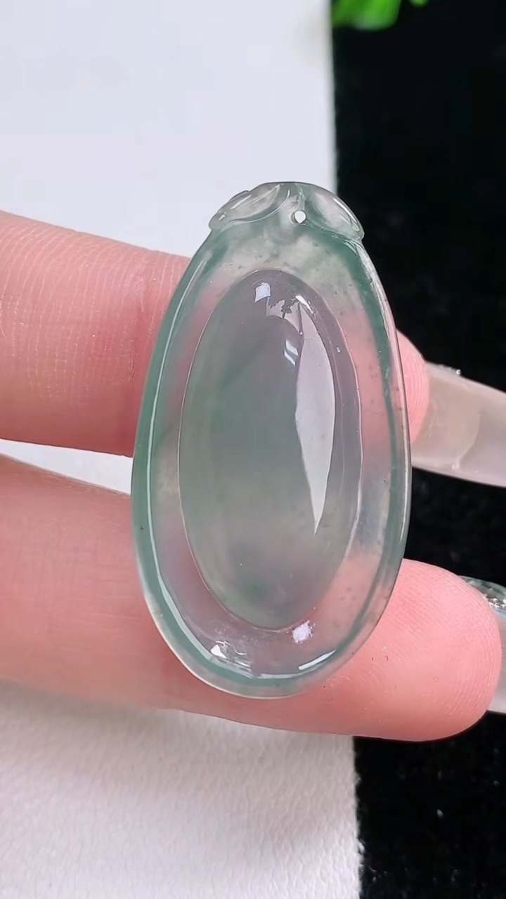 天然A货翡翠飘花福瓜吊坠，尺寸34.3-18.6-5.8，重量:6.21g
3月7日