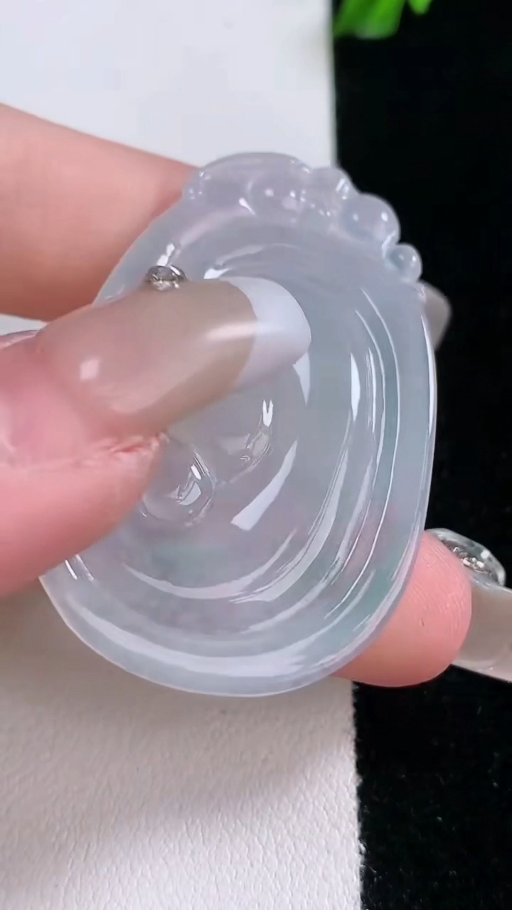 天然A货翡翠如意吊坠，尺寸45.3-28.8-4，重量:10.66g
3月7日