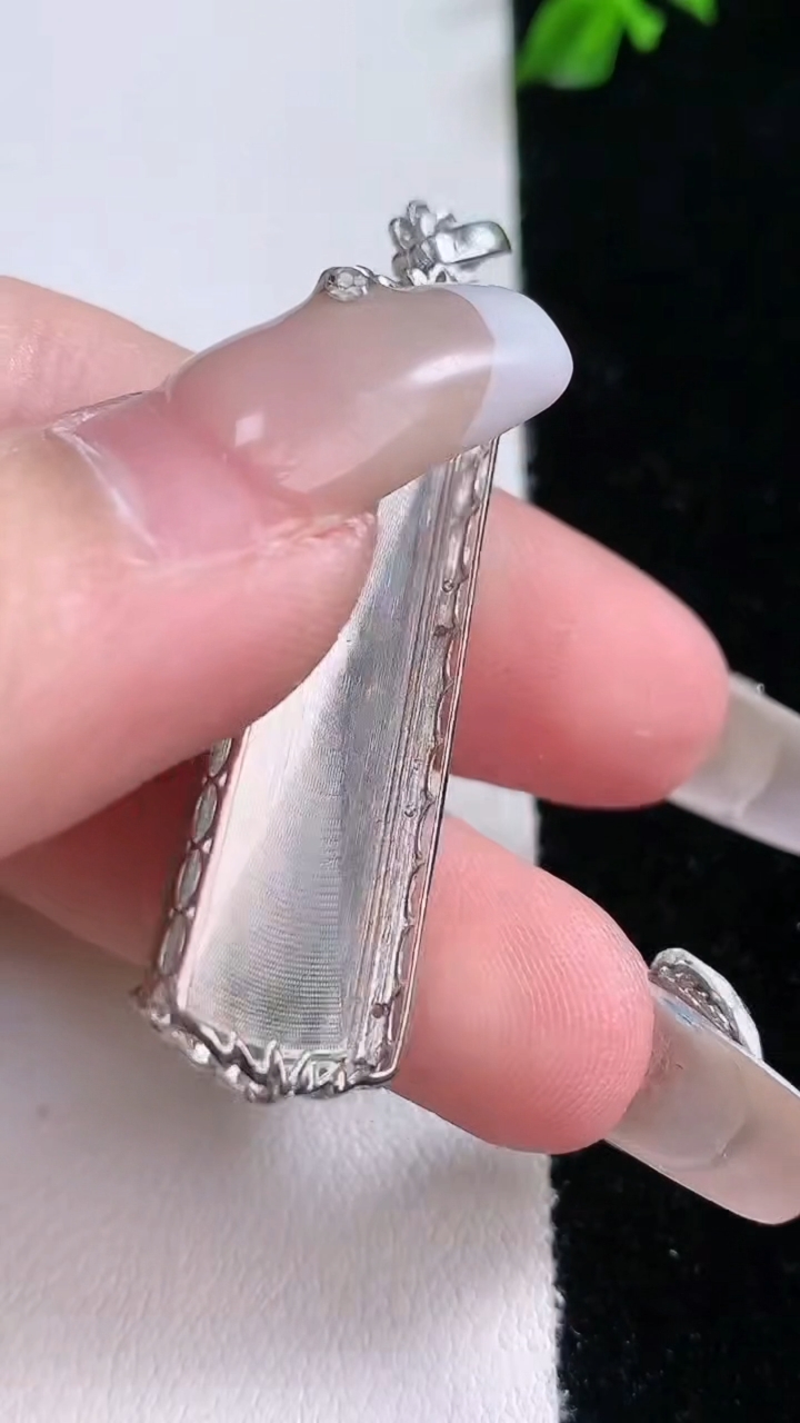 天然A货翡翠无事牌吊坠，尺寸47.4-12.7-5.8，裸石34.8-10.6重量:5.97g
3月7日