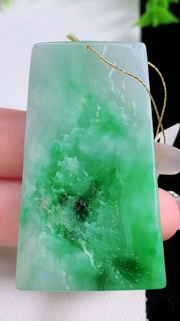 天然A货翡翠山水牌吊坠，尺寸52.8-30.4-4，重量:18.33g
3月7日