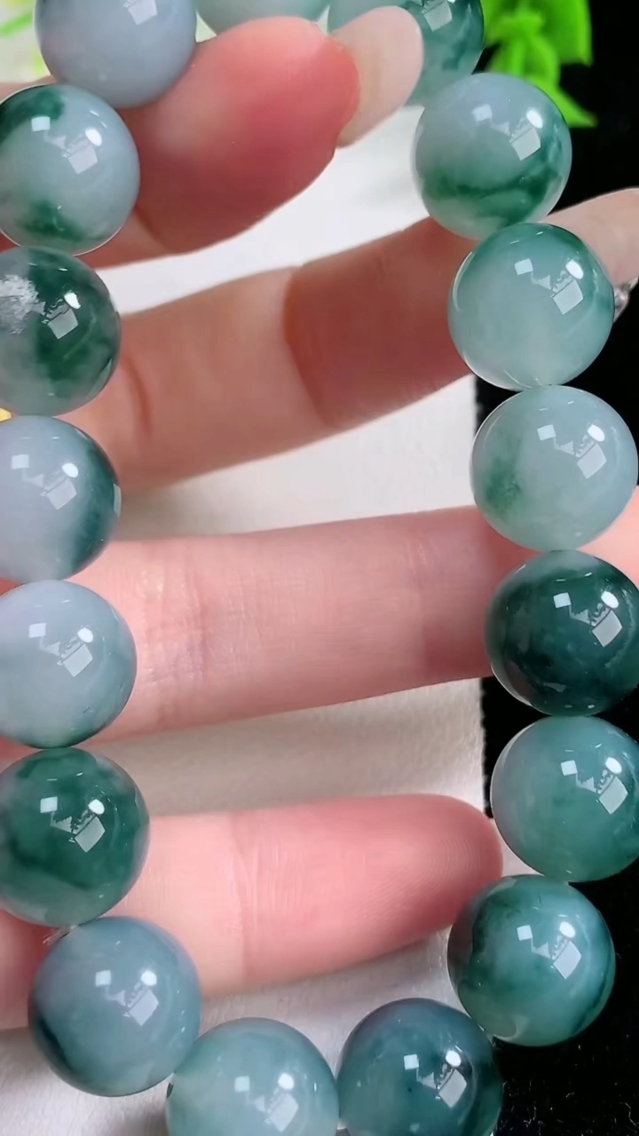 天然A货翡翠种飘花圆珠手串，尺寸12-17颗，重量:52.98g3月7日
工厂直销收藏佳品,种好水足，色泽均匀，有种有色，上手高大气！
