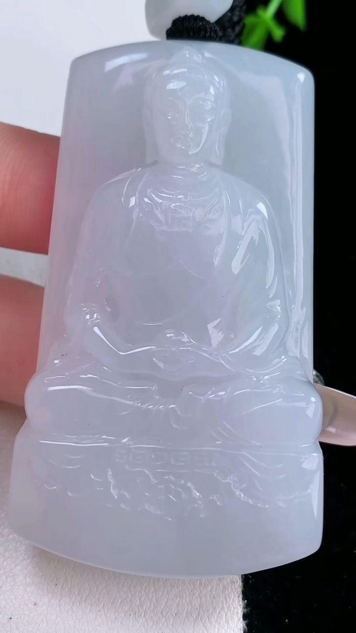 天然A货翡翠大日如来吊坠，尺寸65.2-36-10.5，重量:66.96g
3月7日