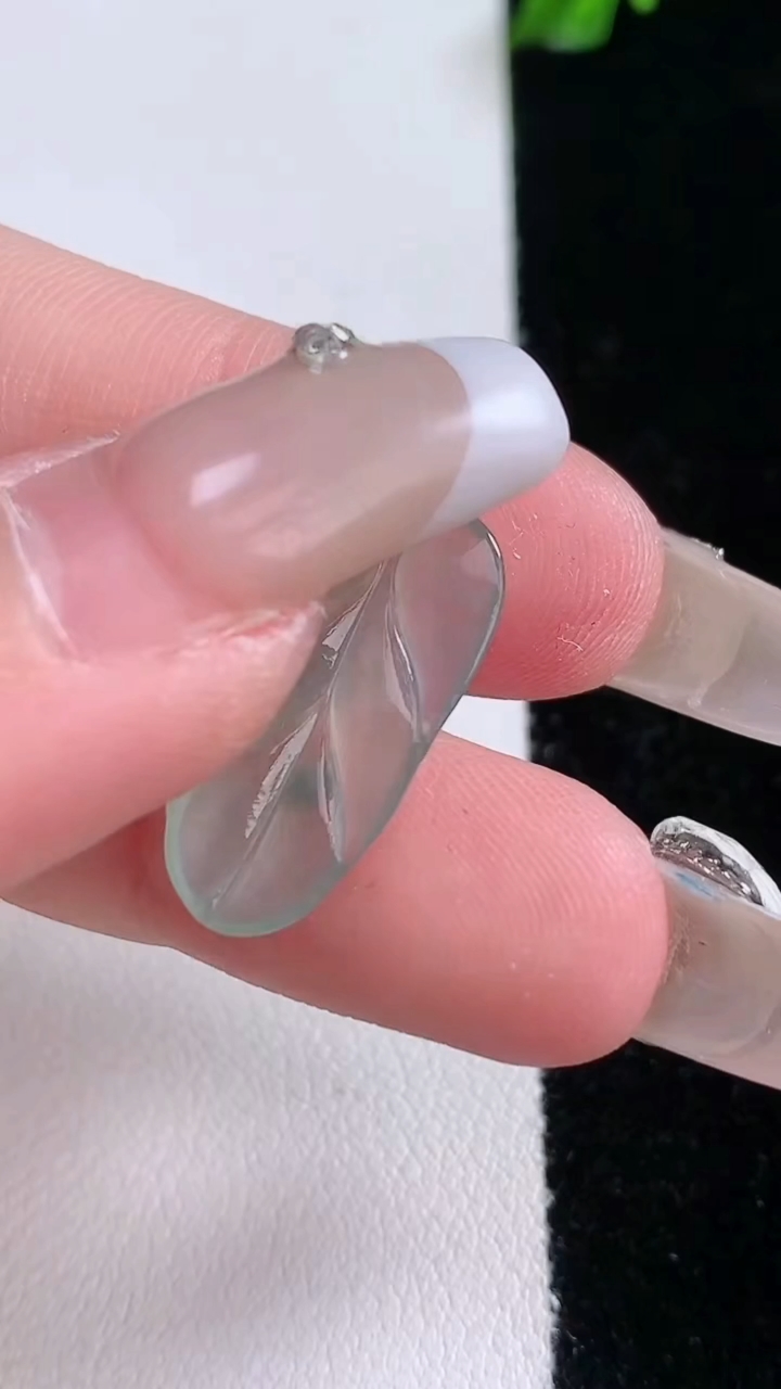 天然A货翡翠种飘花金枝玉叶 叶子吊坠，尺寸20.5-10.8-2.3，重量:1.38g
3月7日