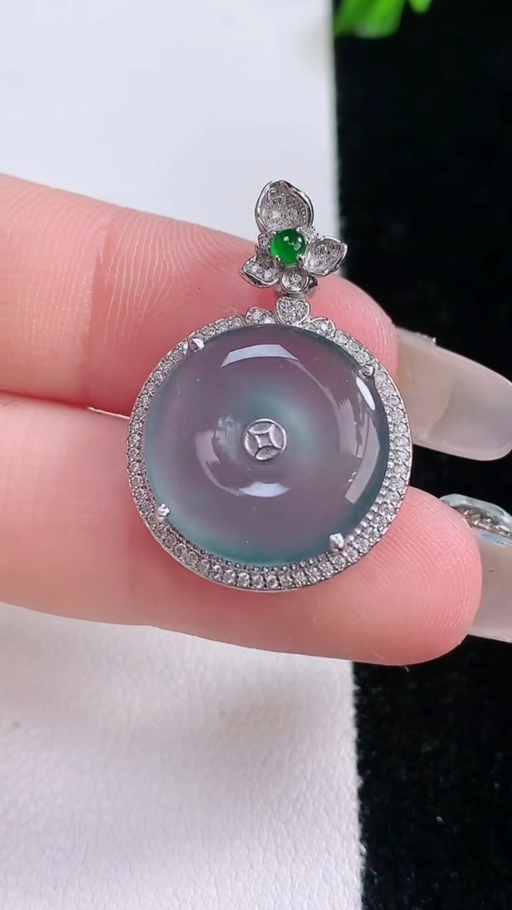 天然A货翡翠18K金蓝水平安扣吊坠，尺寸28-19.3-6，裸石15.8重量:3.48g
3月7日