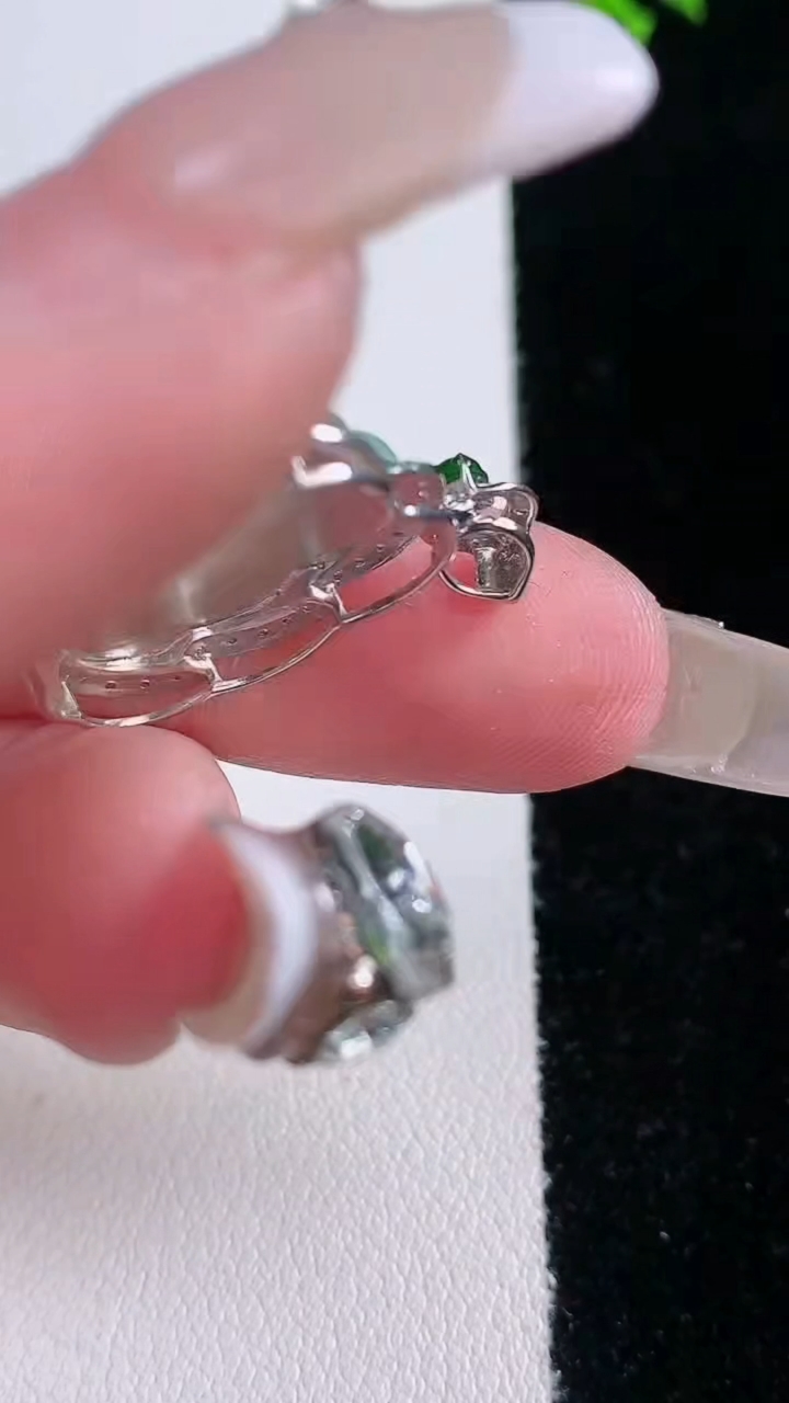 天然A货翡翠佛公吊坠，尺寸24.4-23-5.5，裸石16-20.2重量:3.78g
3月7日