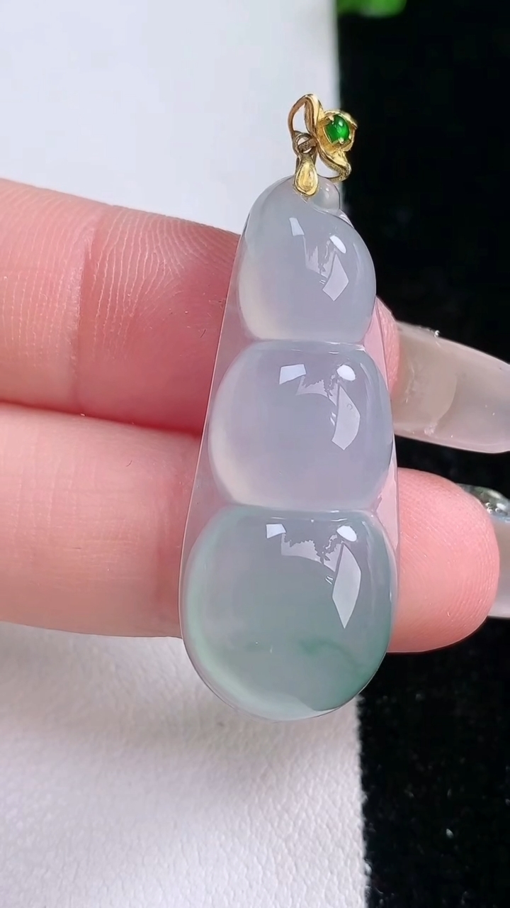 天然A货翡翠种飘花福豆吊坠，尺寸37-14.8-6，重量:5.98g
3月7日