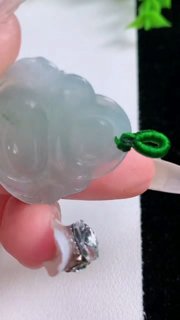 天然A货翡翠飘花佛公吊坠，尺寸27.7-31.8-6.5，重量:8.31g
3月7日