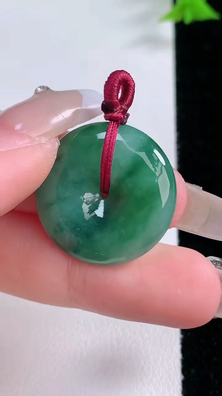 天然A货翡翠平安扣吊坠，尺寸23-5.3，重量:6.80g
3月7日