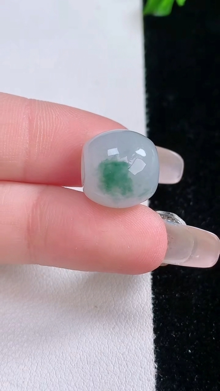 天然A货翡翠飘花路路通吊坠，尺寸13.4-12.4，重量:4.98g
3月7日