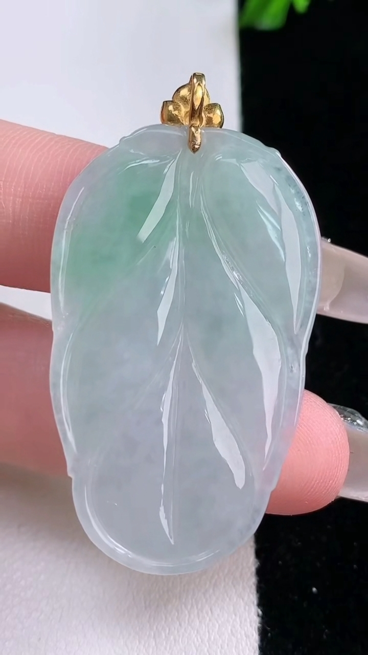 天然A货翡翠金枝玉叶 叶子吊坠，尺寸41.5-25.2-4.7，重量:11.23g
3月7日