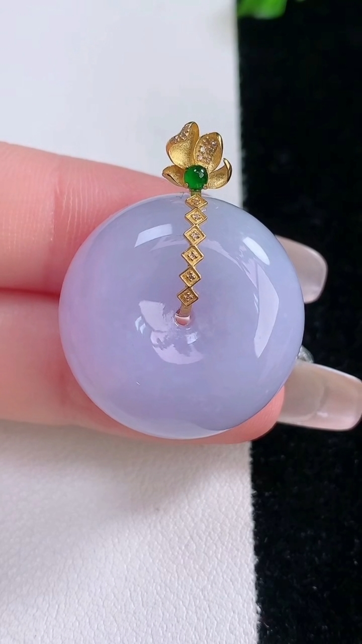 天然A货翡翠18K金紫罗兰路路通吊坠，尺寸25-12.2，重量:17.65g
3月7日