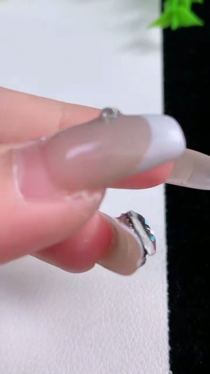 天然A货翡翠种飘花平安扣吊坠，尺寸18-4.8，重量:3.24g
3月7日