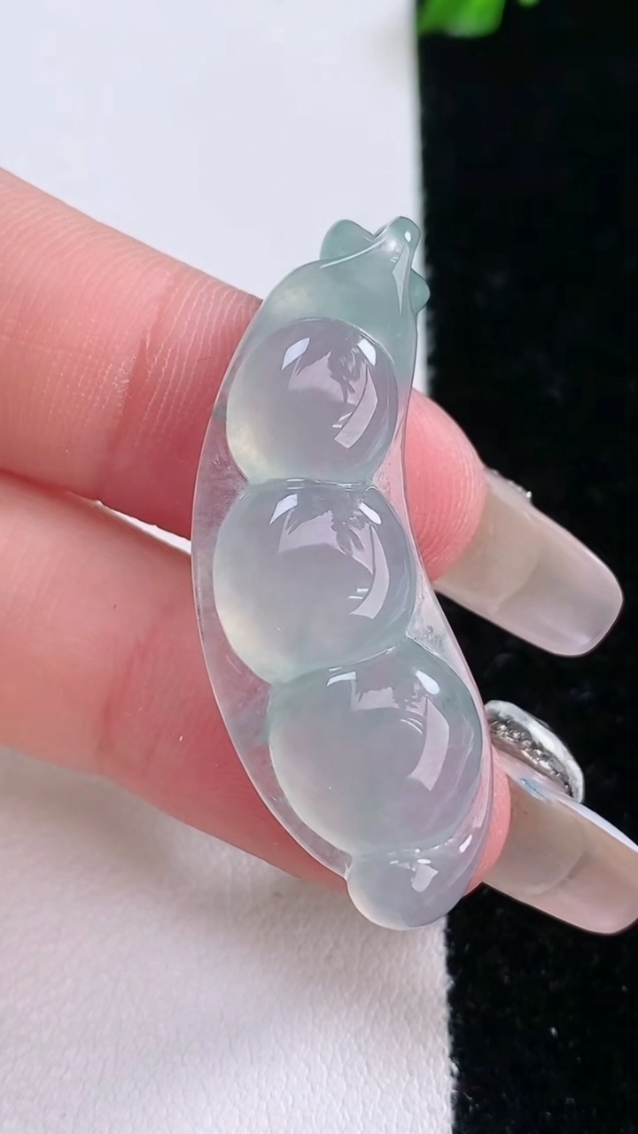 天然A货翡翠冰种飘花福豆吊坠，尺寸49.8-13.8-5.7，重量:6.68g
3月7日