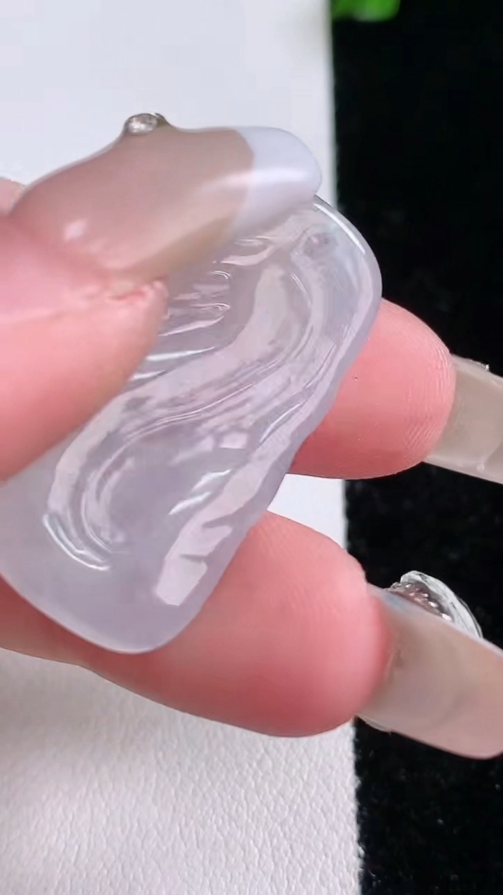 天然A货翡翠生肖鼠吊坠，尺寸30.4-15.5-3.7，重量:4.69g
3月7日