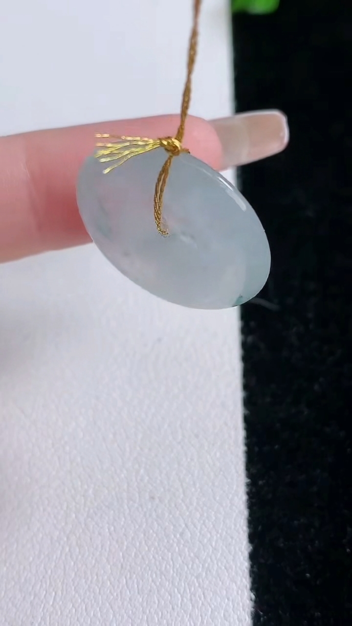 天然A货翡翠冰种飘花平安扣吊坠，尺寸21.3-4.2，重量:4.40g
3月7日