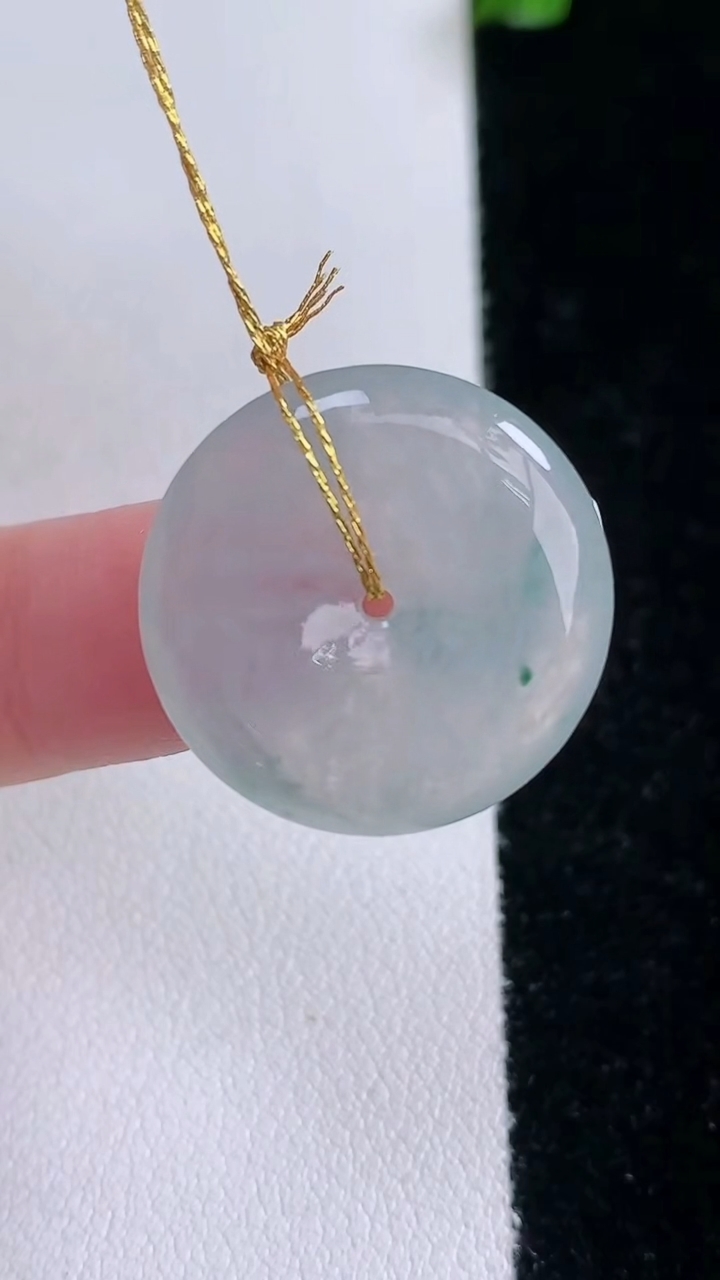 天然A货翡翠冰种飘花平安扣吊坠，尺寸21.3-4.2，重量:4.40g
3月7日