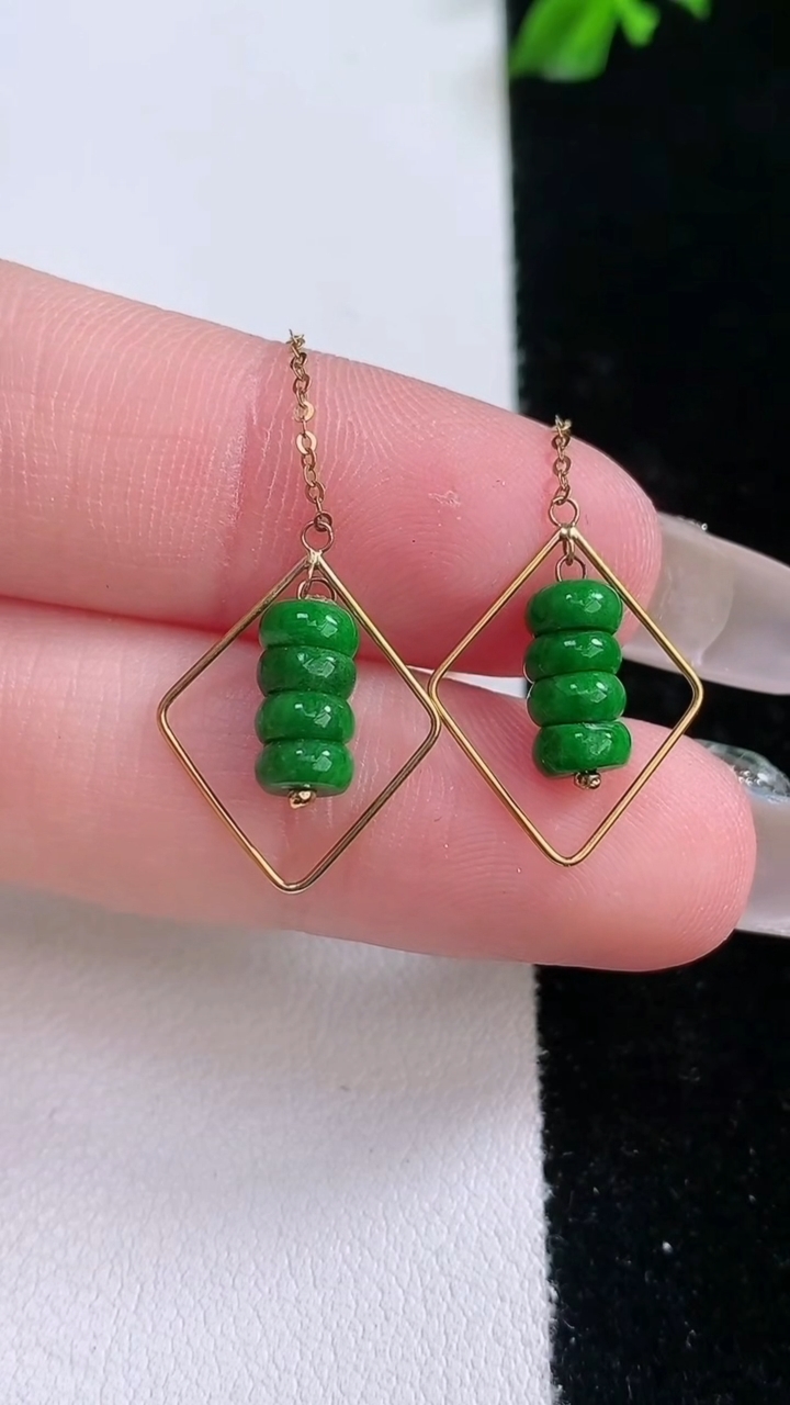 天然A货翡翠算盘珠吊坠，尺寸4.8-2.2，重量:1.97g3月7日
工厂直销收藏佳品,种好水足，色