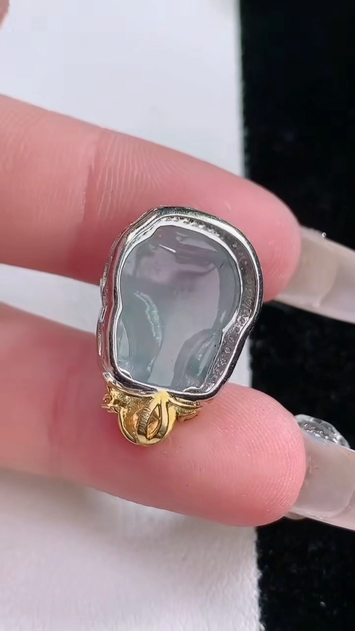 天然A货翡翠貔貅吊坠，尺寸22.2-15.2-7.8，裸石16.4-12重量:3.42g
3月7日