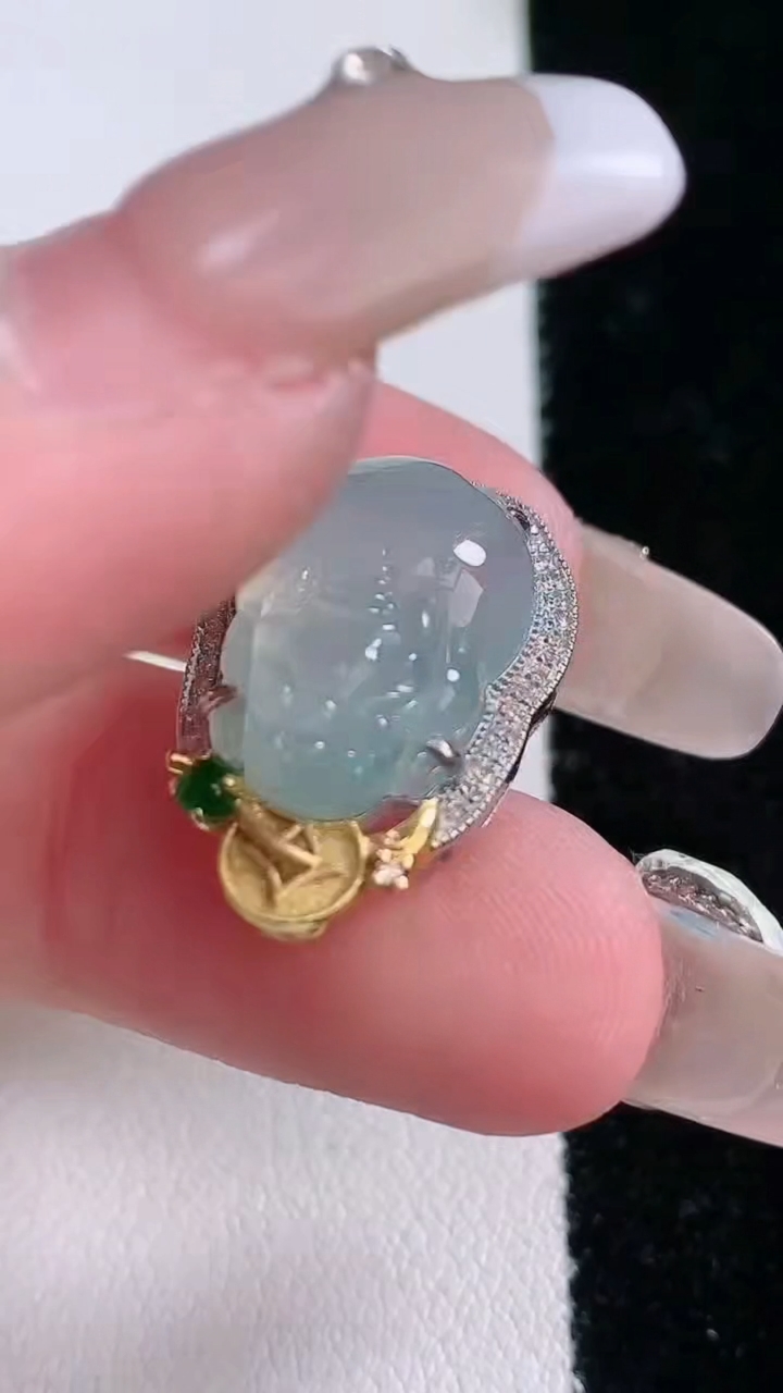 天然A货翡翠貔貅吊坠，尺寸22.2-15.2-7.8，裸石16.4-12重量:3.42g
3月7日