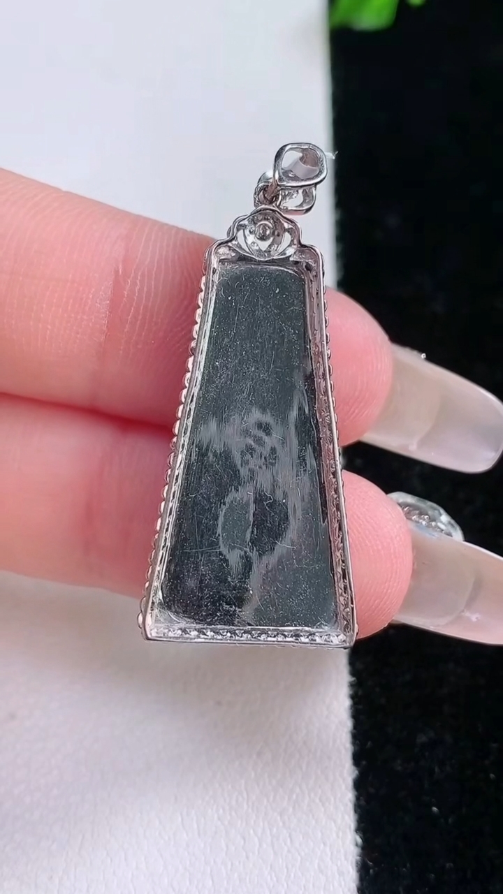 天然A货翡翠无事牌吊坠，尺寸33.4-15.4-4.2，裸石27-15重量:1.81g
3月7日