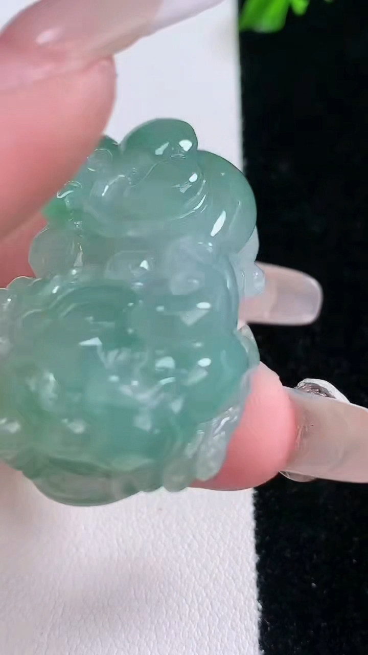 天然A货翡翠霸王貔貅吊坠，尺寸42-22-13.5，重量:30.33g
3月7日