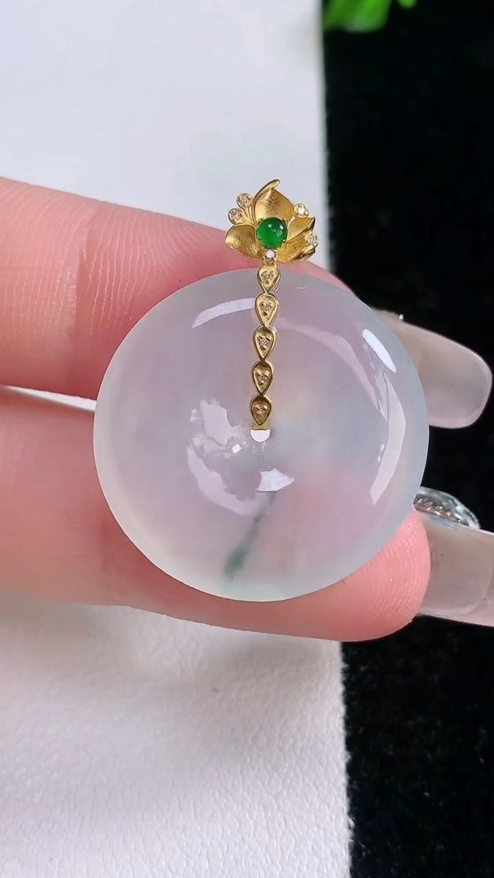 天然A货翡翠种飘花平安扣吊坠，尺寸24-4.8，重量:5.88g
3月7日