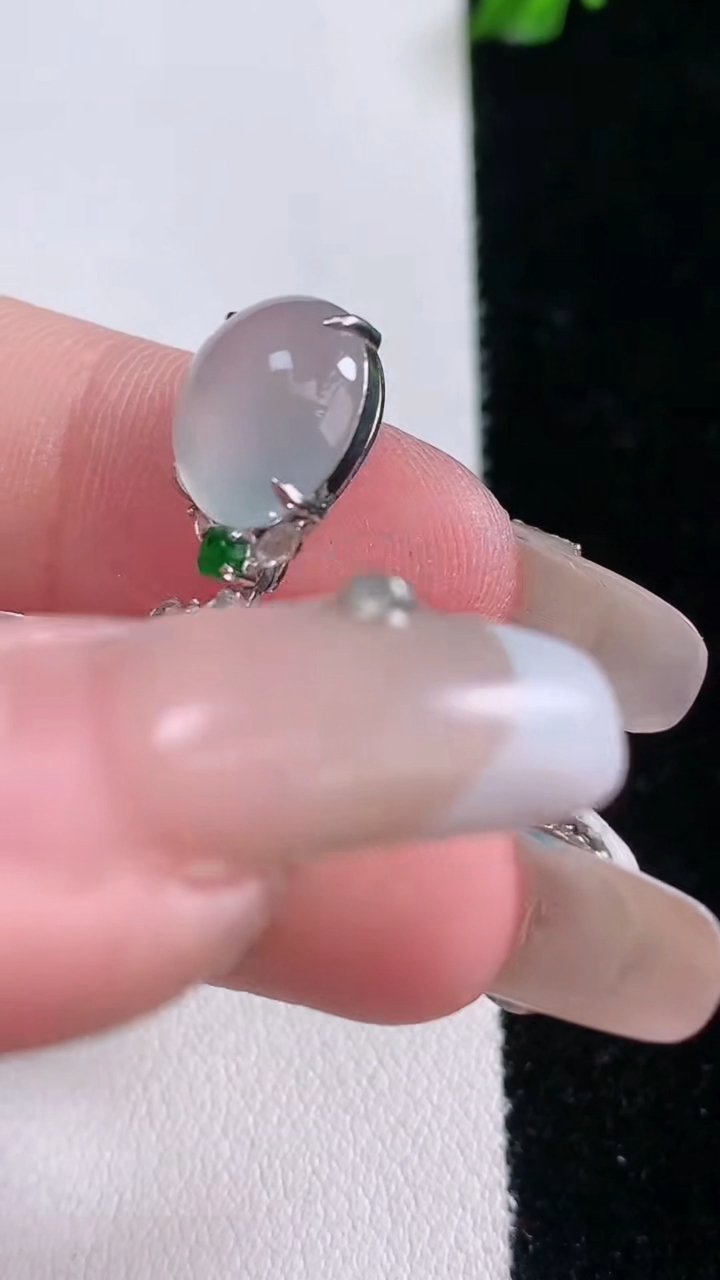 天然A货翡翠种白冰蛋面吊坠，尺寸31-14.7-8.2，裸石13-11.7重量:4.71g
3月7日