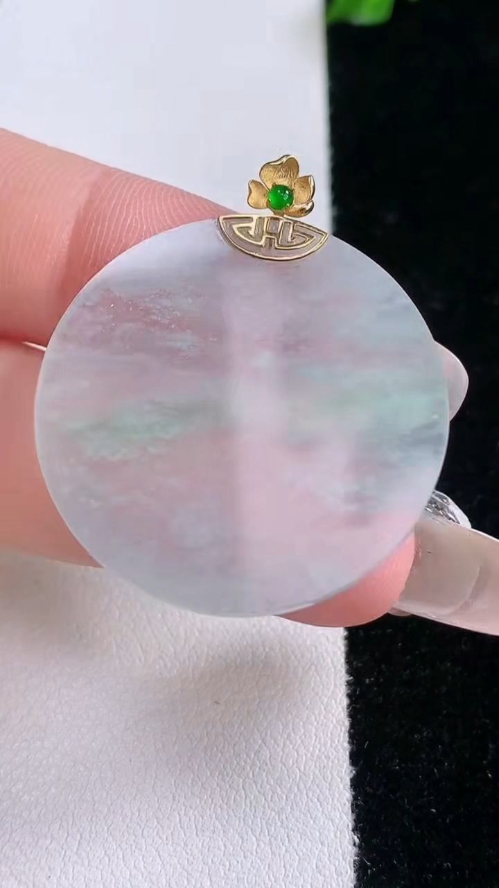 天然A货翡翠无事牌吊坠，尺寸29.5-2，重量:5.30g
3月7日