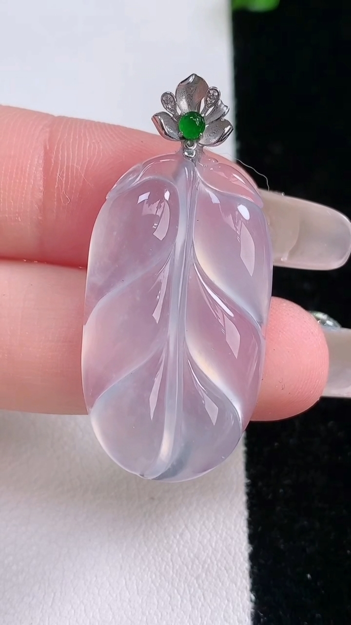 天然A货翡翠种白冰金枝玉叶 叶子吊坠，尺寸31.5-18.3-5，重量:6.50g
3月7日