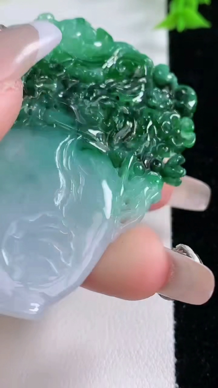 天然A货翡翠花瓶吊坠，尺寸62-43.8-7.7，重量:34.12g
3月7日