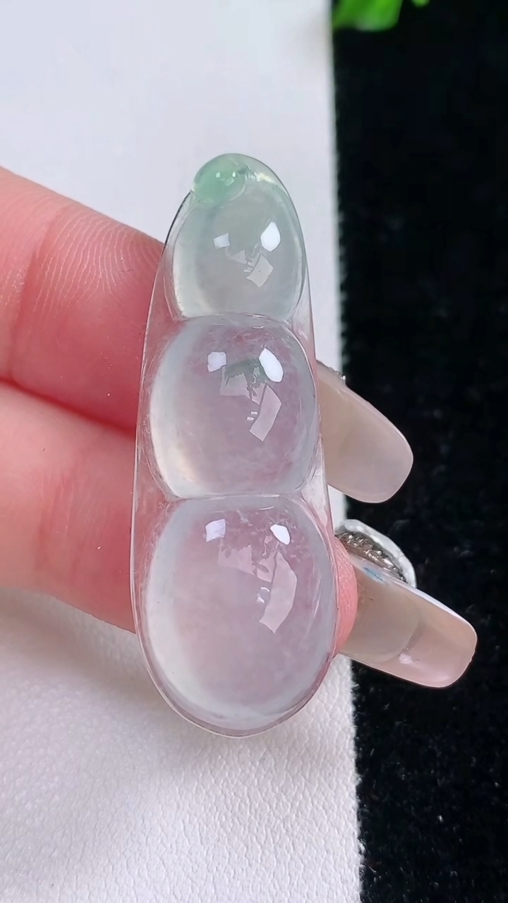 天然A货翡翠福豆吊坠，尺寸43.2-15.3-6.3，重量:6.70g
3月7日