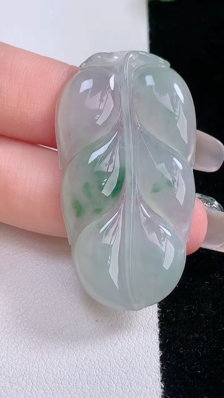 天然A货翡翠冰种飘花金枝玉叶 叶子吊坠，尺寸46-24.7-3.8，重量:9.69g
3月7日