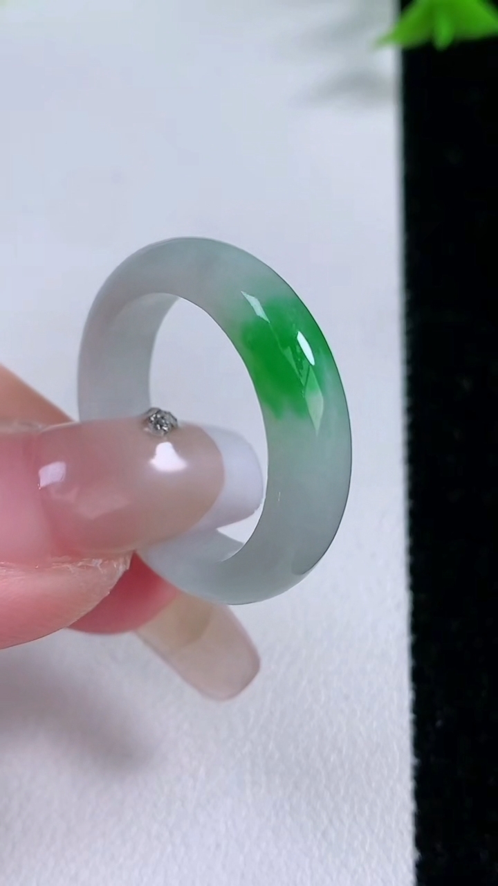 天然A货翡翠指环戒指，尺寸20.3-6-3.5，重量:4.89g2026年3月7日
工厂直销收藏佳品