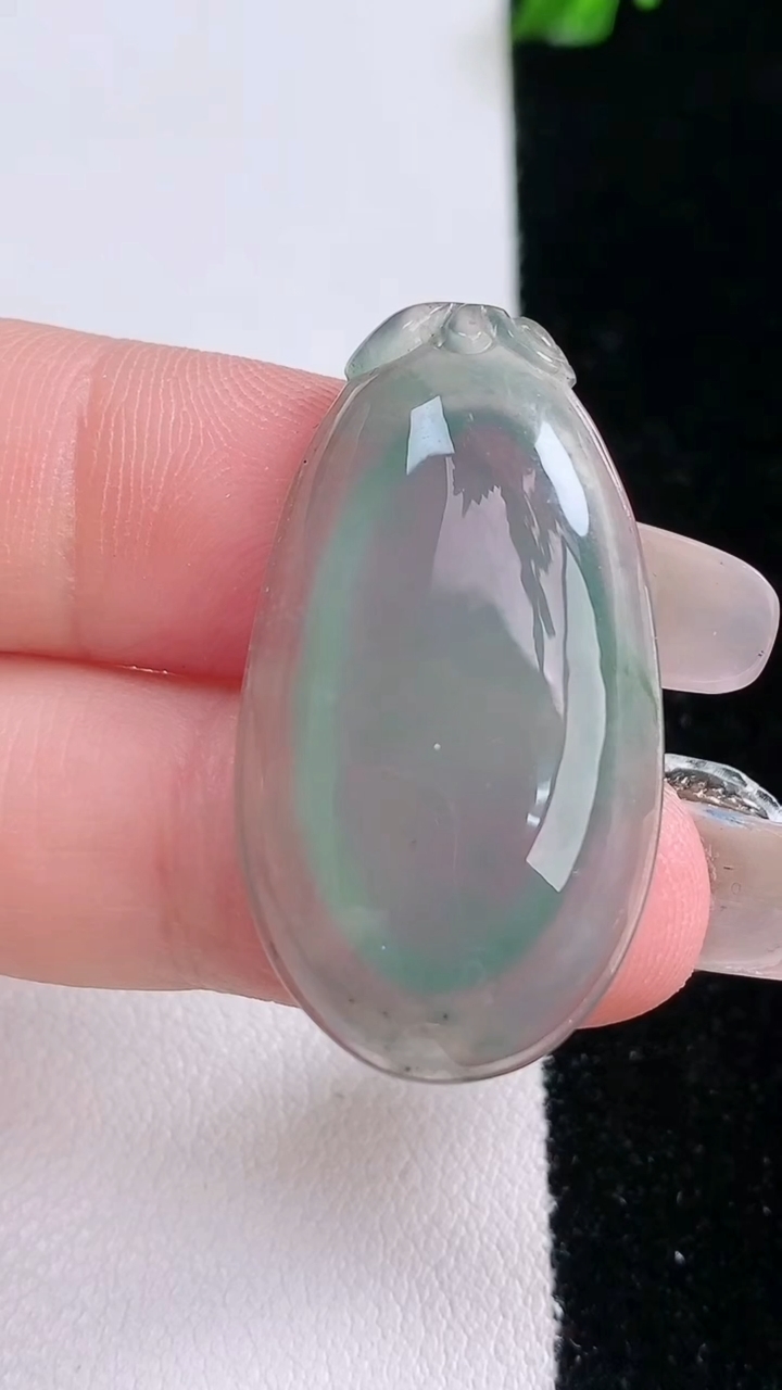 天然A货翡翠飘花福瓜吊坠，尺寸34.3-18.6-5.8，重量:6.21g
3月7日