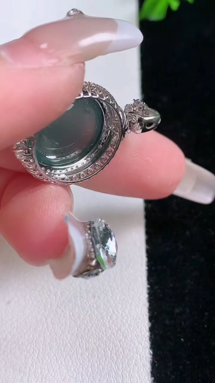 天然A货翡翠18K金蓝水蛋面吊坠，尺寸28-17.8-9.5，裸石14-13.2重量:3.85g
3月7日