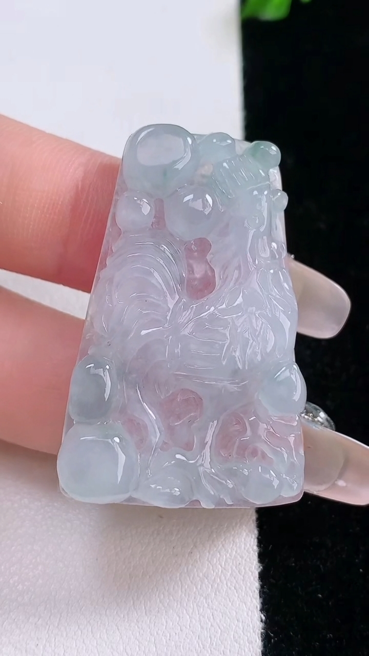 天然A货翡翠冰种飘花生肖鸡吊坠，尺寸39.2-25-5.2，重量:10.69g
3月7日