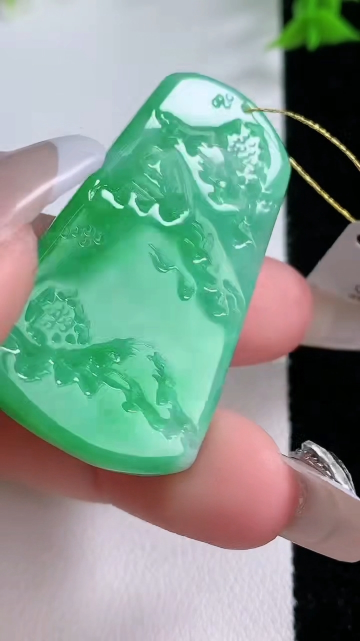 天然A货翡翠山水牌吊坠，尺寸45.2-25.5-6，重量:16.26g
3月7日