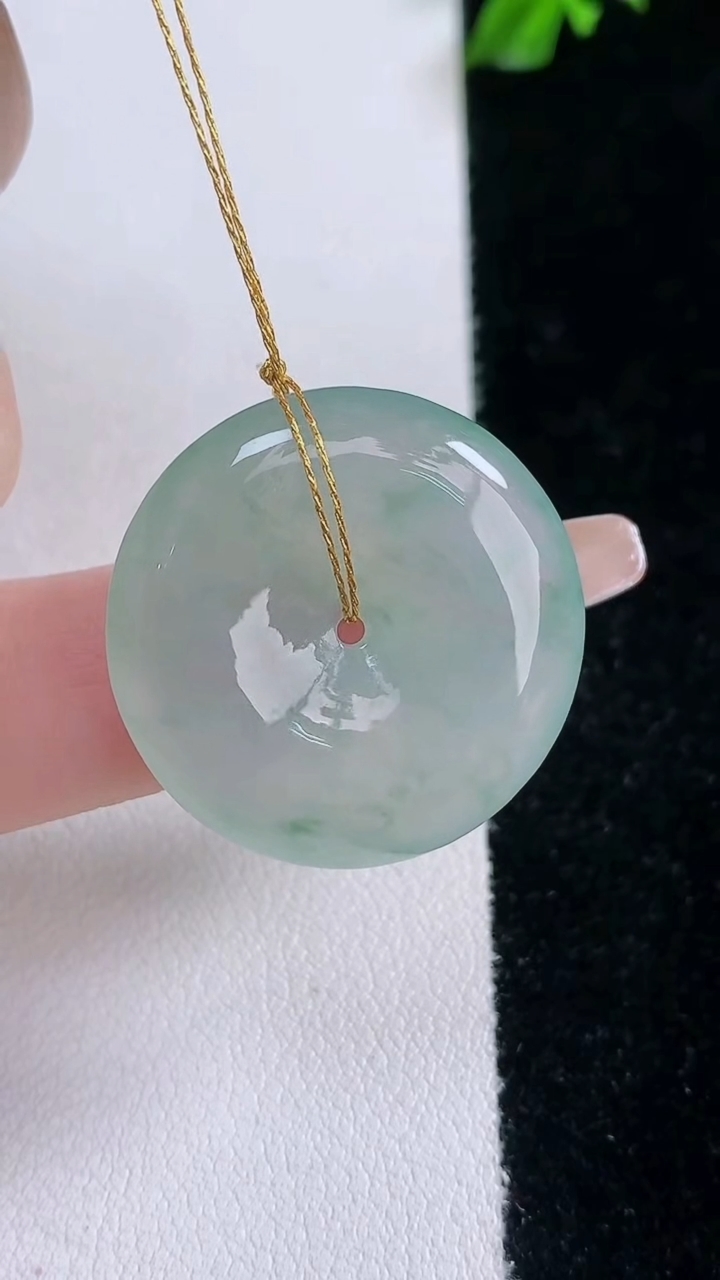 天然A货翡翠冰种飘花平安扣吊坠，尺寸25.4-5，重量:8.10g
3月7日