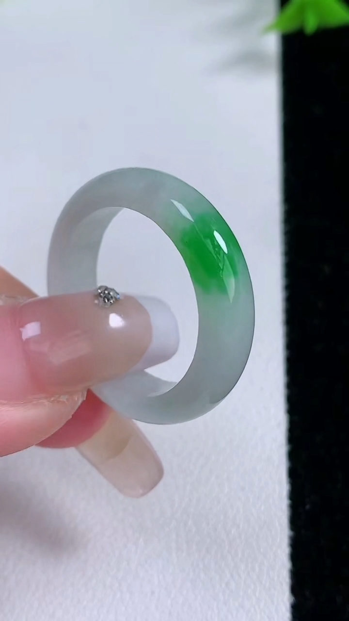 天然A货翡翠指环戒指，尺寸20.3-6-3.5，重量:4.89g2026年3月7日
工厂直销收藏佳品,种好水足，色泽均匀，有种有色，上手高大气！