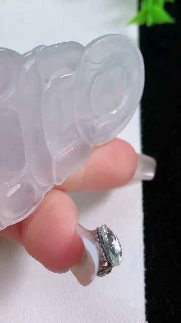 天然A货翡翠观音菩萨吊坠，尺寸54.7-35.8-5.2，重量:17.61g
3月7日