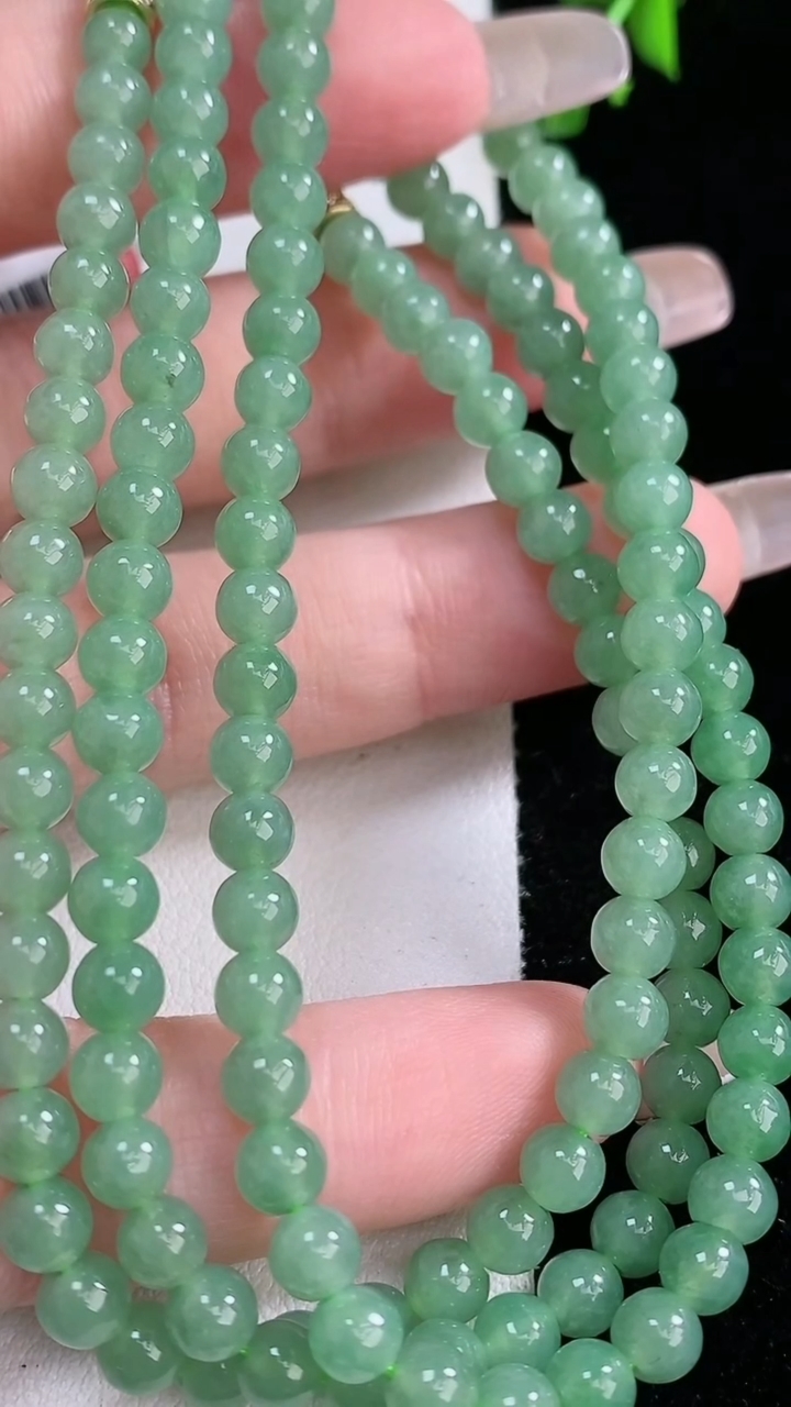 天然A货翡翠圆珠项链，尺寸4.5-138颗，重量:27.09g3月7日
工厂直销收藏佳品,种好水足，色泽均匀，有种有色，上手高大气！