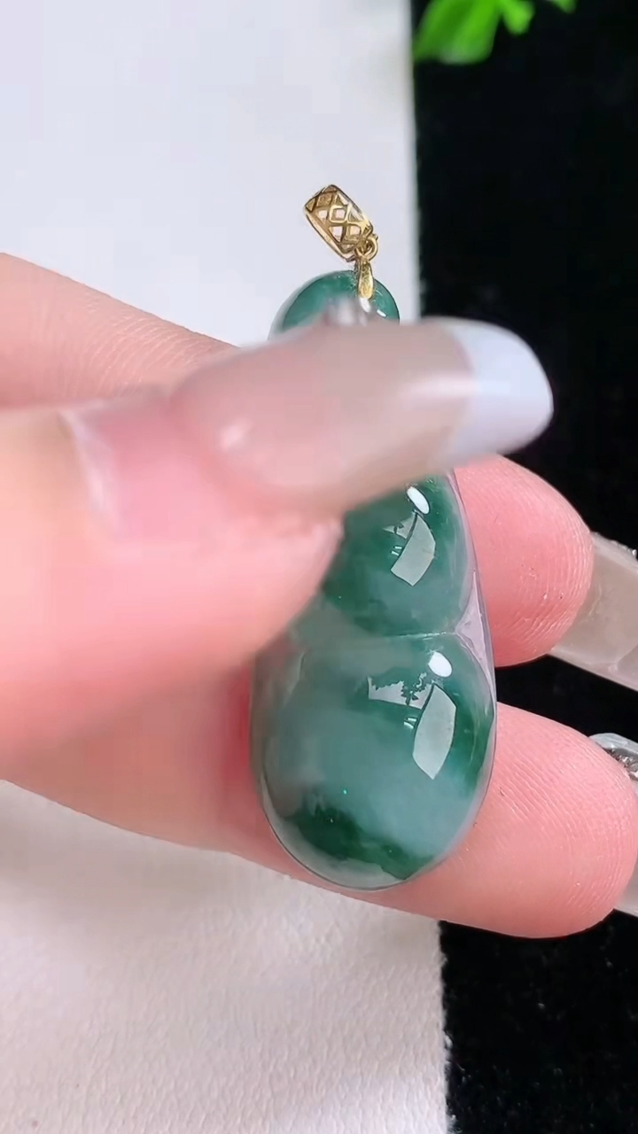 天然A货翡翠18K金飘花福豆吊坠，尺寸35.4-14-5.4，重量:4.72g
3月7日