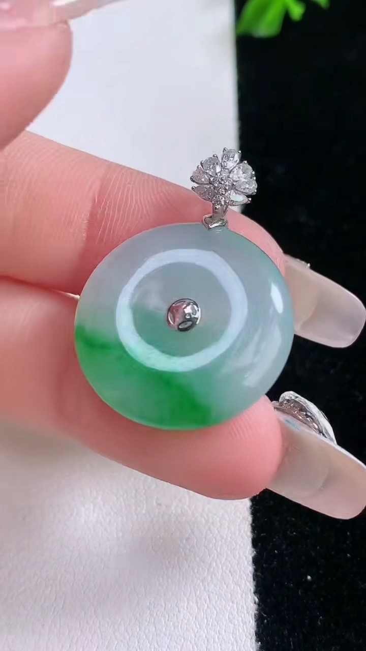 天然A货翡翠平安扣吊坠，尺寸22-5.5，重量:6.09g
3月7日