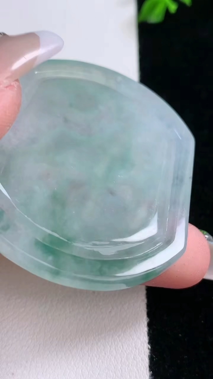 天然A货翡翠生肖狗吊坠，尺寸49.8-42-5.5，重量:24.65g
3月7日