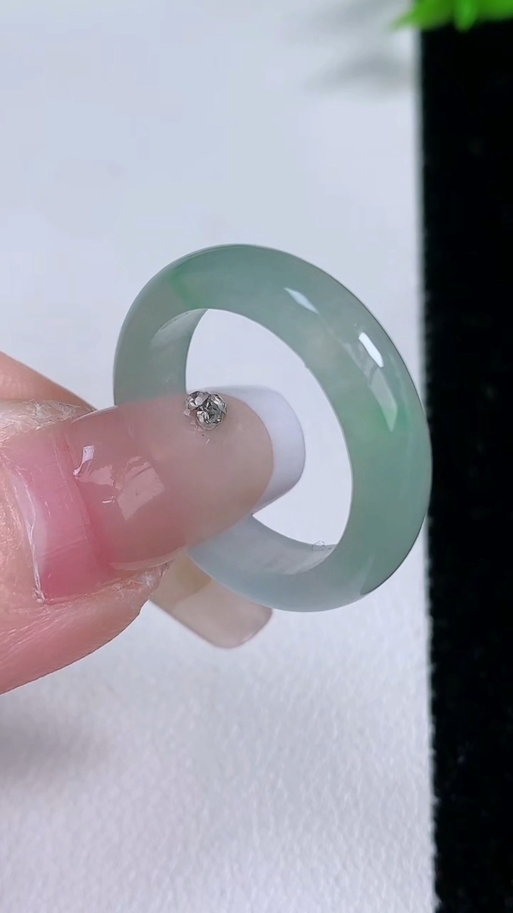 天然A货翡翠指环戒指，尺寸18.4-5-2.8，重量:3.65g2026年3月7日
工厂直销收藏佳品,种好水足，色泽均匀，有种有色，上手高大气！