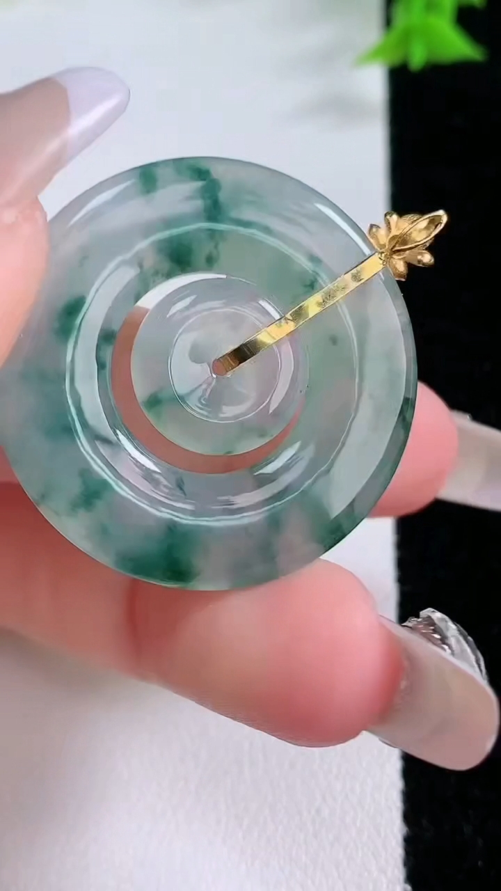 天然A货翡翠种飘花母子平安扣吊坠，尺寸32.3-3.6，重量:8.88g
3月7日