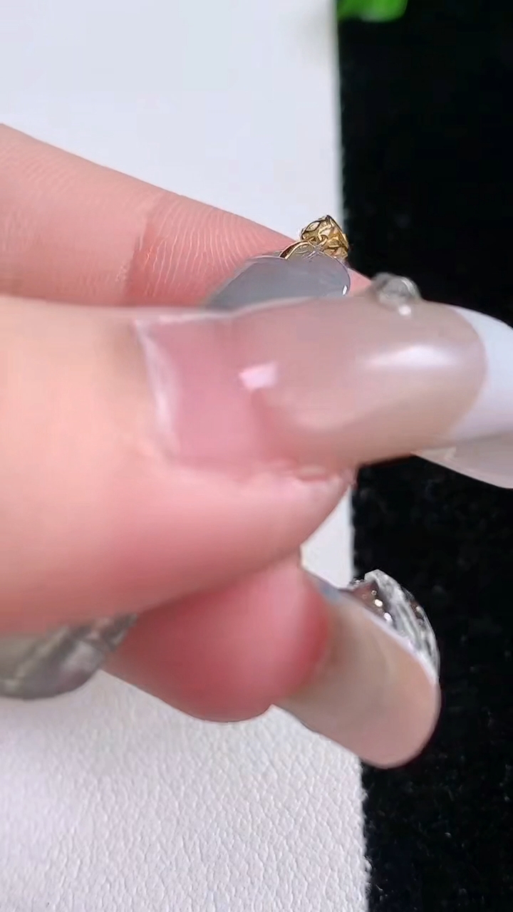 天然A货翡翠18K金飘花节节高升 竹节吊坠，尺寸39-15-4.7，重量:4.34g
3月7日